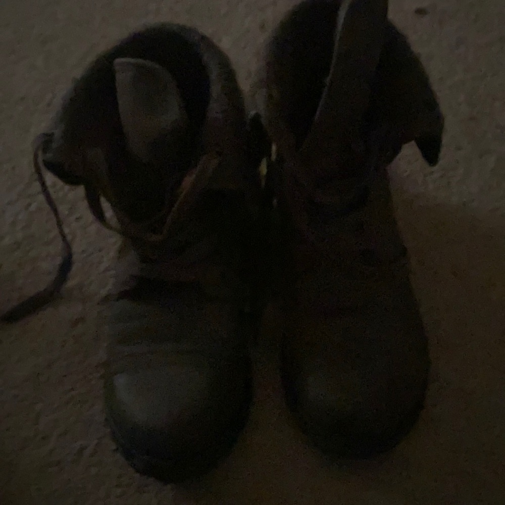 Size 7 hunter green roxy boots!